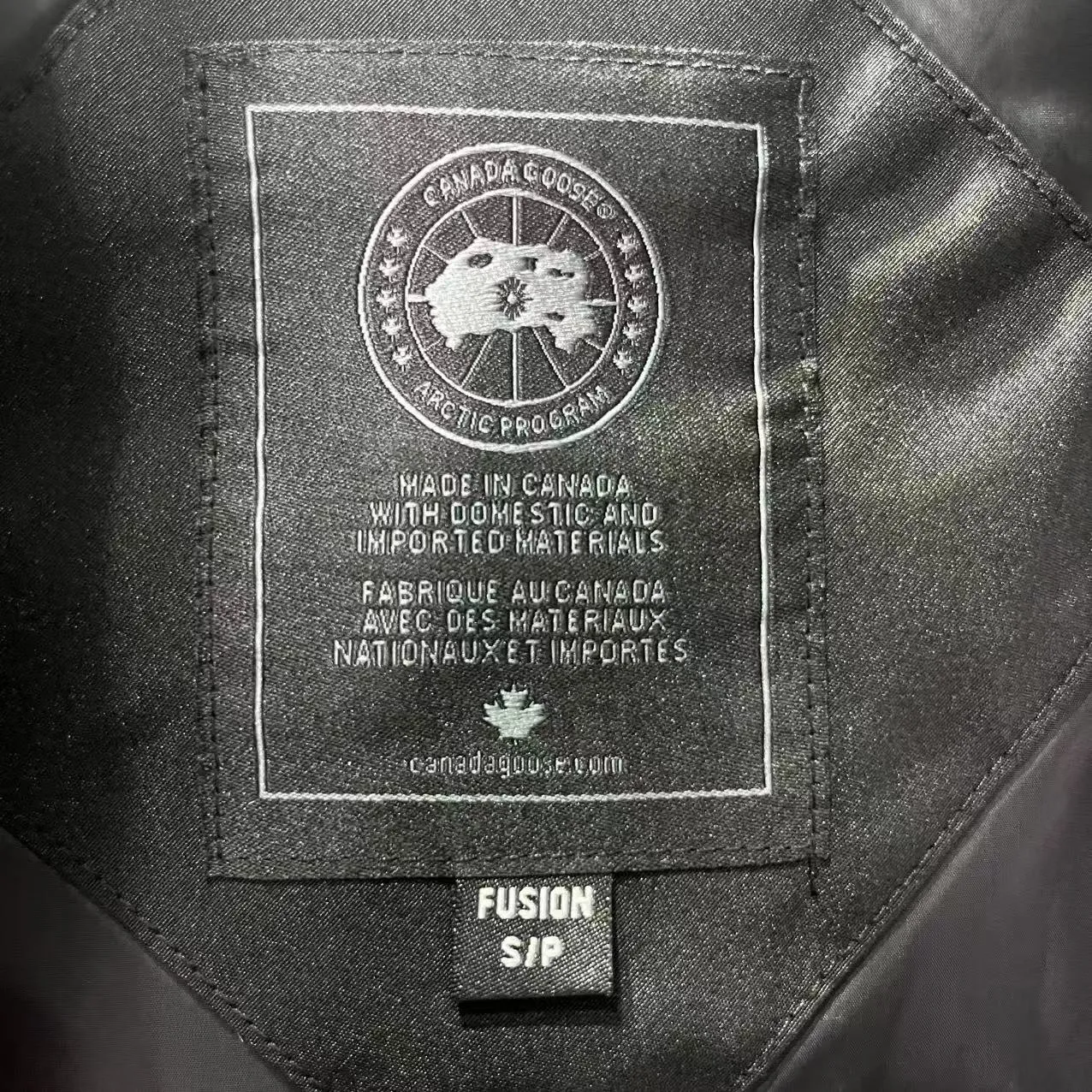 Style number: Y 138 𝑪𝒂𝒏𝒂𝒅𝒂 𝑮𝒐𝒐𝒔𝒆Canada Goose counter level! Canadagoose/Canada Goose New Arrival "2078APPSeries" down vest for men and women Material list: 1⃣ Original custom-made double plain 9500-100% nylon nylon fabric 2⃣ Original YKK zipper, non-sub-factory product 3⃣ National standard 80% white duck down from Guangzhou Inspection, (zp uses 80% white duck down/any boasts of 90% are fake) Material analysis characteristics: 1⃣ Original factory/9500-100% nylon 100% nylon Lurex yarn is actually 100% nylon, which is rarely pure now. Most of them are mixed with cotton thread or polyester. Our top original version is developed in accordance with ZP and uses the same material. 2⃣ As we all know, the original version uses 80% white duck down. The fill power refers to the cubic inches of volume occupied by each ounce (30 grams) of down under certain conditions. If the space occupied by one ounce of down is cubic inches, the fill power of the down is called . So we can simply understand it as: fill power is the volume of down, and the volume of down is fill power. The higher the fill power of down, it means that under the same filling amount, down can fix a larger volume of air layer to keep warm and insulate, so the warmth retention of down is better. Size:XS-2XL